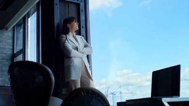 mujer reflexiva pensando en su bienestar emocional